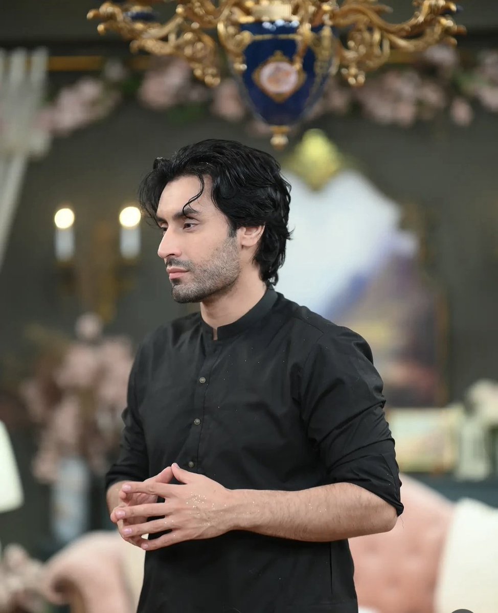 abrants71's tweet photo. I remember calling him not good looking once, contestant jaisay bhi tha, facecard 10/10 hai. I take my words back. 
#tamasha5 https://t.co/pQHx4B51nu