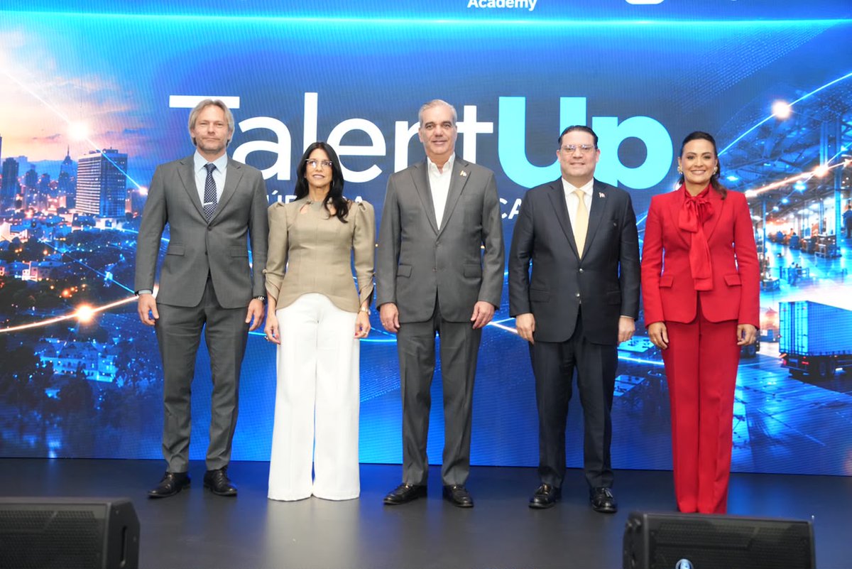 LuisOrlandoDia1's tweet photo. 🚀🇩🇴¡República Dominicana acelera hacia la Industria 5.0!

El ministro Yayo @SanzLovaton, junto al presidente @luisabinader, anunció 15,000 becas gratuitas para formar talento dominicano en habilidades digitales vinculadas con las nuevas demandas de la producción y la economía global. 

A través de Talent Up, iniciativa del BID en alianza con Google Cloud y Cisco Networking Academy, el país apuesta por más tecnología, conocimiento, productividad y empleos de mayor valor agregado. El MICM asumirá la secretaría técnica para articular al Gobierno, las empresas, los gremios y las academias. 

💻 Talento digital
🤖 Inteligencia artificial
🏭 Industria avanzada
🌎 Competitividad global

El futuro no se espera, se construye preparando a nuestra gente. República Dominicana tiene talento y ahora amplía las oportunidades para convertirlo en su principal ventaja competitiva. 🔥 @MIC_RD @Adozona_rd @el_BID @PresidenciaRD 
#MICM #ZFZO2026 #TalentUpRD #ZonasFrancasRD #IndustriaDelFuturo #Industria50 #GobiernoRD #LuisAbinader #YayoSanzLovaton #BID #GoogleCloud #CiscoNetworkingAcademy #TransformacionDigital #TalentoDigital #ZonasFrancas #Innovacion #Empleo #RepublicaDominicana
...
Ministro Yayo Sanz Lovatón anuncia 15 mil becas para la formación de talentos de cara a la industria 5.0 https://t.co/vmCcgsWp97 a través de @Guecin #GuasábaraEditor