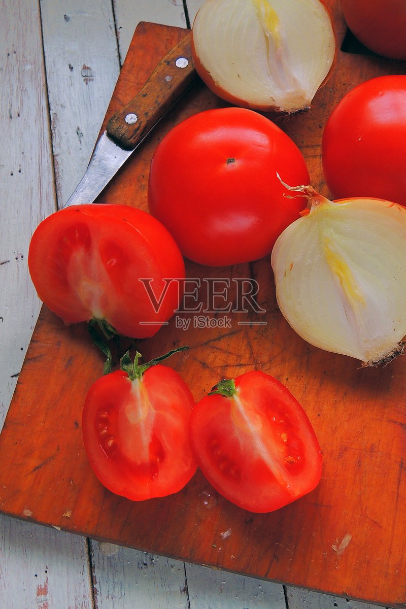 KourtneyOdth's tweet photo. Hoy en el mercado compré tomates rojos, cebollas frescas y hierbas aromáticas para hacer una paella deliciosa https://t.co/FMH91JM7tk