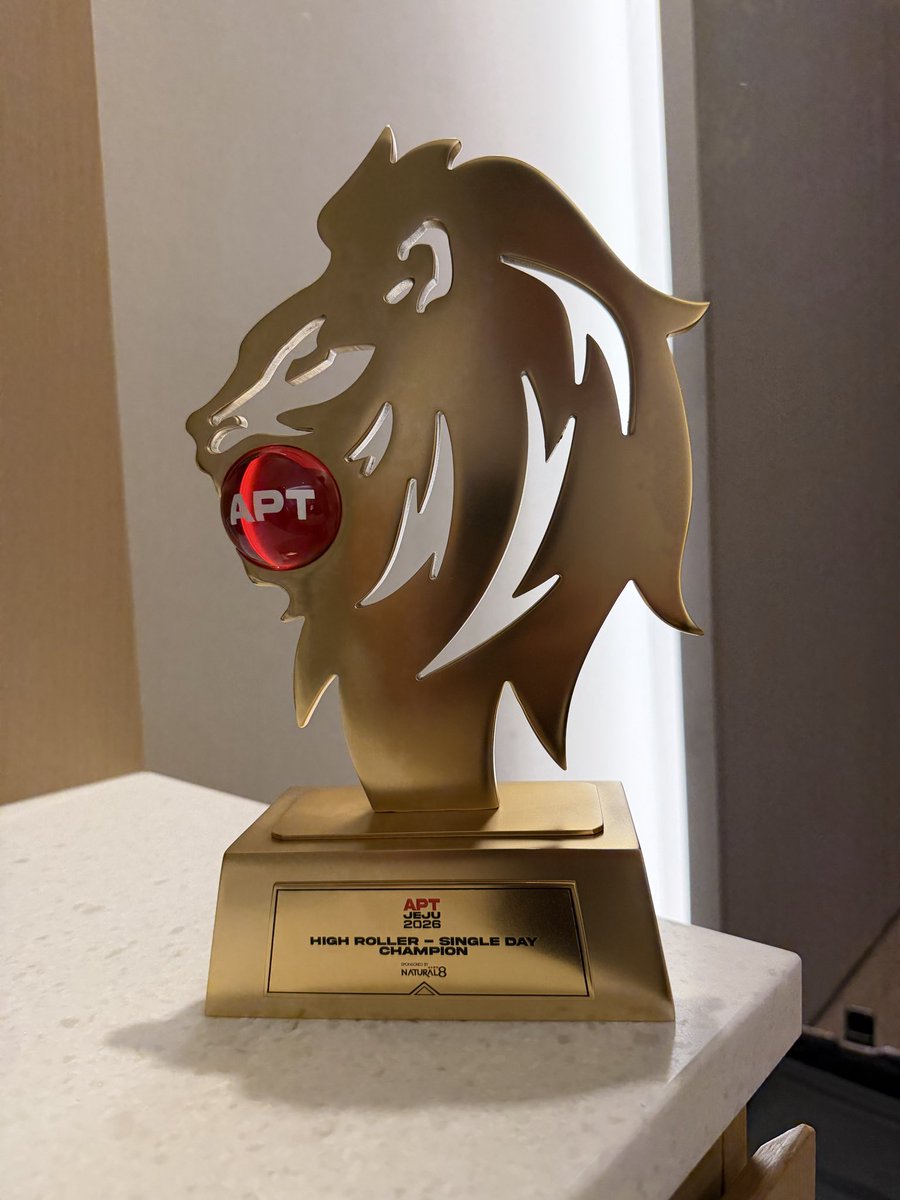 KenjiSix6's tweet photo. 【APT JEJU 2026】
entry4,300,000KRW
High  roller 優勝🏆
1位/105
🦁ゲット😊
賞金99,666,000KRW

2026海外High roller下半期4冠🏆

APTのほうがとんでもなく猛者が
いるから激戦で途中アクショントラブル
あり長い長いFTでしたが
勝ち抜けましたー！

自分の優勝🏆の影にはいつも
優勝の守り神@Mixnuts519 さんが
いてくれて幸運を運んできてくれてます。

APTJEJU初日幸先良いスタート😊

#APT
#APTJEJU