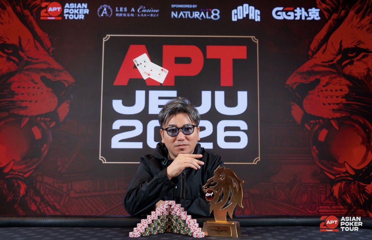 KenjiSix6's tweet photo. 【APT JEJU 2026】
entry4,300,000KRW
High  roller 優勝🏆
1位/105
🦁ゲット😊
賞金99,666,000KRW

2026海外High roller下半期4冠🏆

APTのほうがとんでもなく猛者が
いるから激戦で途中アクショントラブル
あり長い長いFTでしたが
勝ち抜けましたー！

自分の優勝🏆の影にはいつも
優勝の守り神@Mixnuts519 さんが
いてくれて幸運を運んできてくれてます。

APTJEJU初日幸先良いスタート😊

#APT
#APTJEJU