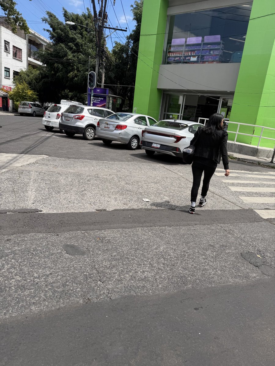 NeglishaA's tweet photo. @unidaddecontacto si llegaran rápido tendrían varios carros infractores en Coyoacán esquina xola https://t.co/1VGlXHJVpT