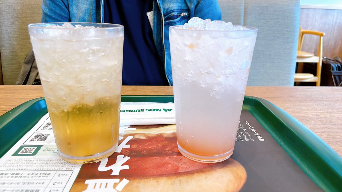 haruiro_08's tweet photo. 数日前にモスに行って、彼は黄金チーズソースのフォカッチャ、紫音はモスタコスバーガーを食べました🍔（写真撮り忘れた😭）飲み物は、クラフトジンジャエールと白桃のサイダーみたいなやつ？💦にしました🍀甘すぎず美味しかったです😃 https://t.co/NzdVAbLvtA