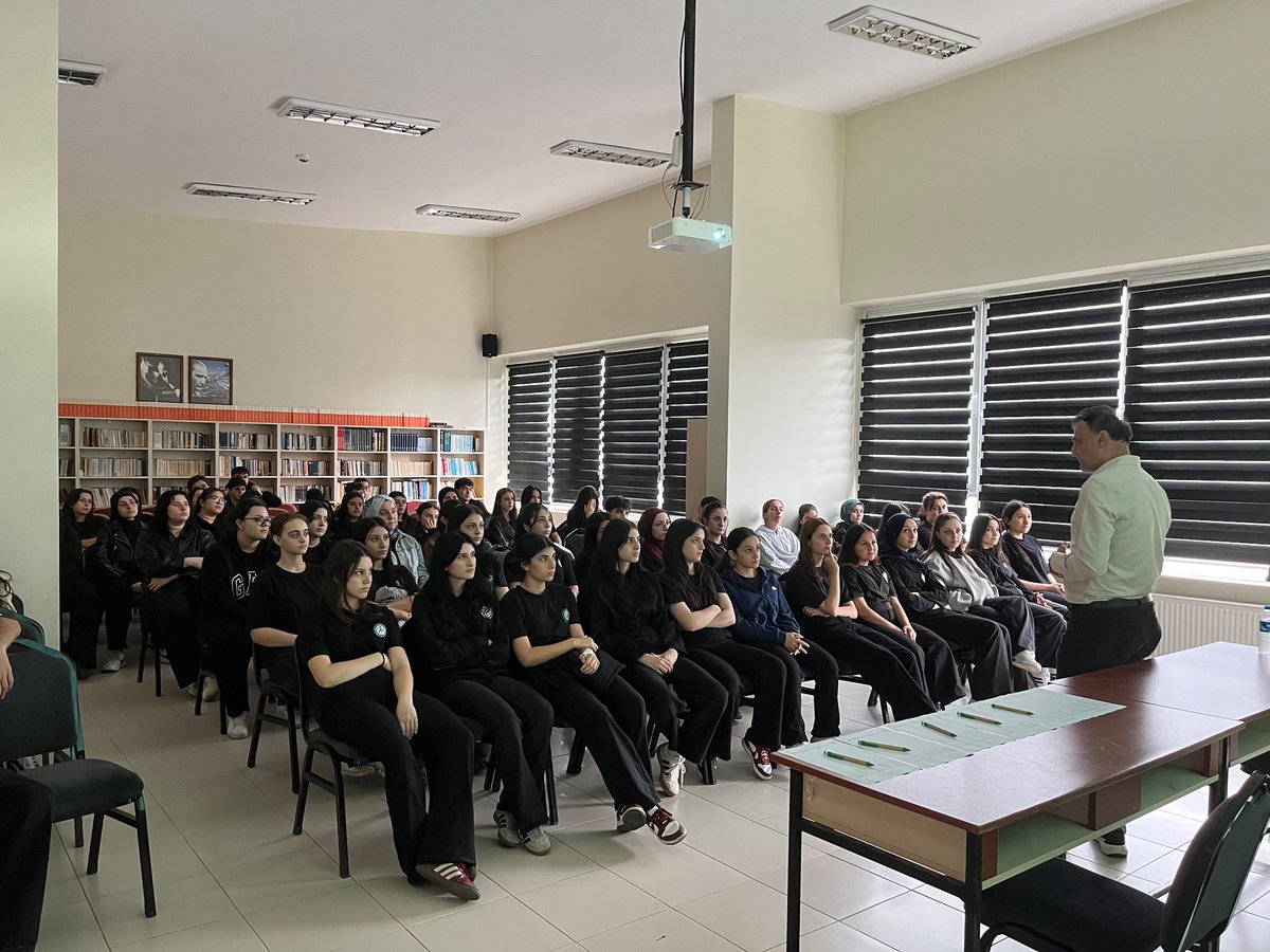 artvinmemisgb's tweet photo. Beceri eğitimine başlayacak öğrencilerimize, çalışma hayatında karşılaşabilecekleri risklere karşı farkındalık kazandırmak amacıyla İş Güvenliği Farkındalık Eğitimi verildi
@tcmeb @Yusuf__Tekin @meb_dhgm @omurfatih @ozkan_meb 
@drturanergun
@MemArtvin
@SahinBeraat 
@izzetaltuntas https://t.co/sL6FLvRSX9