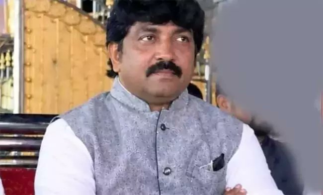 sanjoychakra's tweet photo. Nalgonda, Telangana- Generally I don’t cover a person’s death. 

But when an innocent man is hacked to death with a machete in broad daylight, it is different.
 
Abdul Bari who was serving a Life sentence for the murder of Perumulla Pranay Kumar, died of heart attack in Cherlapally Jail. He was earlier convicted of murder of Gujarat Home minister Haren Pandya.
 
24-year-old Pranay, was hacked to death with a machete in broad daylight in Miryalaguda on September 14, 2018 outside a private hospital while he was leaving with his pregnant wife, Amrutha, and his mother, Premalatha.

Pranay had married Amrutha, who belonged to an upper-caste family, against the wishes of her father, businessman Maruthi Rao.

The couple, who were childhood friends, married at an Arya Samaj temple in Hyderabad on January 30, 2018.
Police investigations later alleged that Maruthi Rao (girl’s father) plotted Pranay's murder and arranged a contract killing through intermediaries.

According to the investigation, Maruthi Rao allegedly approached Asghar Ali and Abdul Bari through transporter Abdul Kareem to execute the murder and gave a contract of Rs 1 crore(supari).

Maruthi Rao died by suicide. 
Abdul Bari was a contract killer.