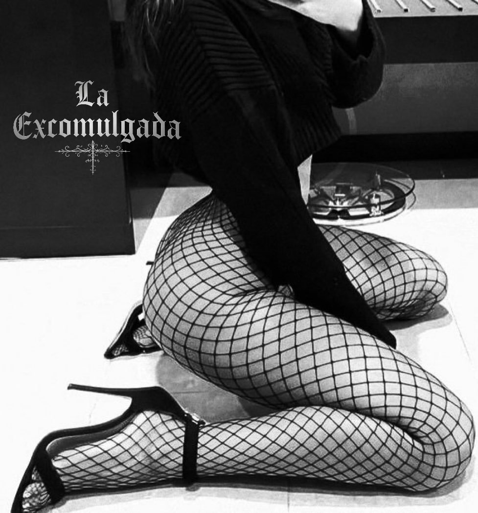 LaExcomulgada's tweet photo. Deseo arder en tu mirada oscura, la que enciende mi piel y despierta cada tentación anidada en mis labios. https://t.co/EM3rA2Skr1