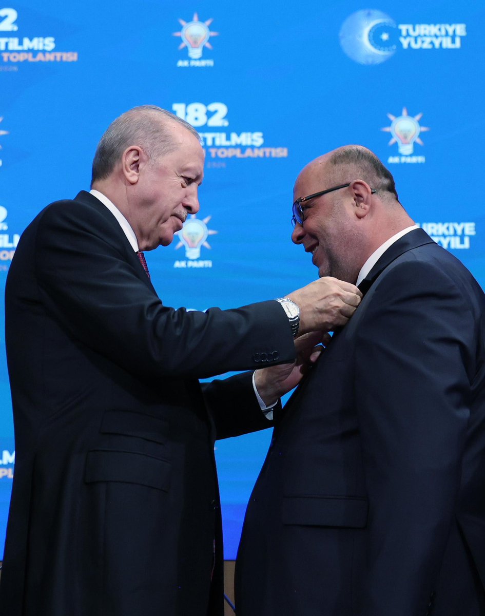 AKDulkadiroglu's tweet photo. 📍AK Parti Genel Merkez

Genel Başkanımız ve Cumhurbaşkanımız Sayın @RTErdogan’ın başkanlığında gerçekleştirilen Genişletilmiş İl Başkanları Toplantısında rozet takdim töreniyle #AKParti ailemize katılan Dulkadiroğlu Belediye Başkanımız Sayın Mehmet Akpınar ile Türkoğlu Belediye Başkanımız Sayın Mehmet Karaca olmak üzere tüm belediye başkanlarımızı tebrik ediyorum. 

Sayın Cumhurbaşkanımızın liderliğinde, millete hizmet etme irademiz AK Parti’mizin güçlü belediyecilik anlayışıyla her geçen gün daha da büyümektedir.

Güçlü Türkiye yolunda birlik büyüyor, gönül belediyeciliği yayılıyor. Aramıza katılan belediye başkanlarımıza hoş geldiniz diyor, #Kahramanmaraş’ımız ve ülkemiz için birlikte daha büyük hizmetlere imza atacağımıza inanıyoruz. 

Kahramanmaraş’ımıza ve Aziz Milletimize hayırlı olsun.