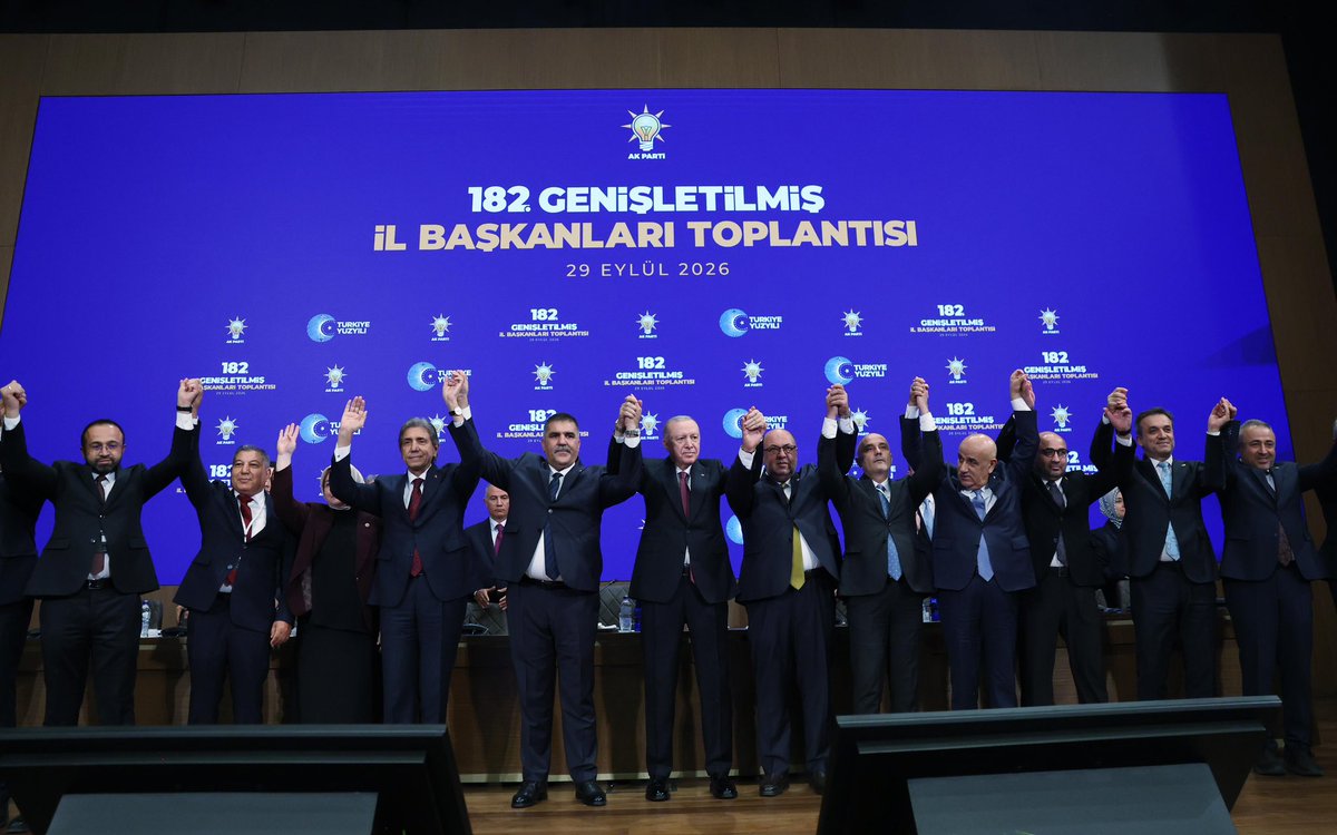 AKDulkadiroglu's tweet photo. 📍AK Parti Genel Merkez

Genel Başkanımız ve Cumhurbaşkanımız Sayın @RTErdogan’ın başkanlığında gerçekleştirilen Genişletilmiş İl Başkanları Toplantısında rozet takdim töreniyle #AKParti ailemize katılan Dulkadiroğlu Belediye Başkanımız Sayın Mehmet Akpınar ile Türkoğlu Belediye Başkanımız Sayın Mehmet Karaca olmak üzere tüm belediye başkanlarımızı tebrik ediyorum. 

Sayın Cumhurbaşkanımızın liderliğinde, millete hizmet etme irademiz AK Parti’mizin güçlü belediyecilik anlayışıyla her geçen gün daha da büyümektedir.

Güçlü Türkiye yolunda birlik büyüyor, gönül belediyeciliği yayılıyor. Aramıza katılan belediye başkanlarımıza hoş geldiniz diyor, #Kahramanmaraş’ımız ve ülkemiz için birlikte daha büyük hizmetlere imza atacağımıza inanıyoruz. 

Kahramanmaraş’ımıza ve Aziz Milletimize hayırlı olsun.