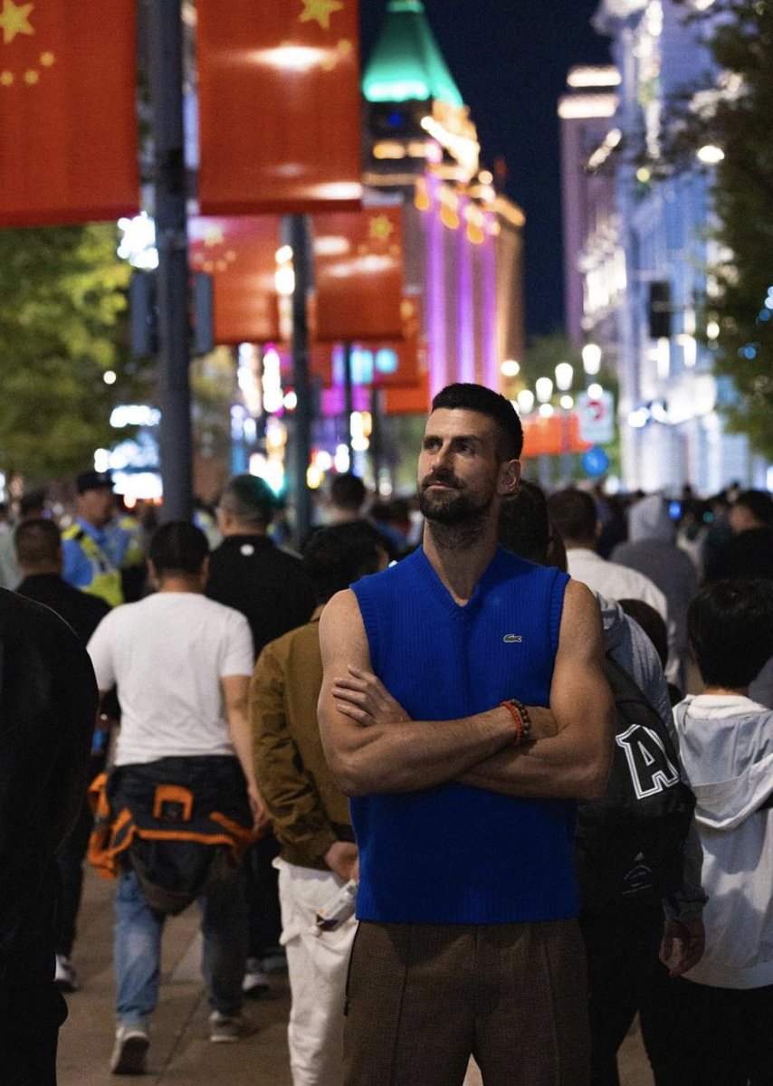 DjokovicFan_'s tweet photo. Novak Djokovic exploring China at night. 🇨🇳 https://t.co/pPm1bLqZm3