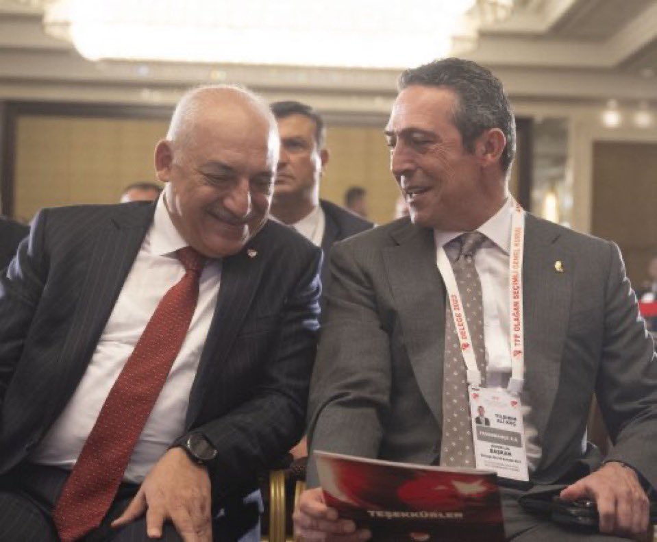 PrimeLacazet's tweet photo. Madem şikayetçiydiniz neden 2 kere Mehmet Büyükekşi için evet oyu verdiniz.

3. Oyunuzu Beşiktaş camiasının sözünü dinleyip hayır dediniz başkanlığı bitti.

Ahmet Nur Çebi kürsüde sallarken senin başkanın gülerek poz veriyordu.

Anlattığınız hiçbir şeyi yapamadınız safi rüzgar. https://t.co/zLENIdUVfW