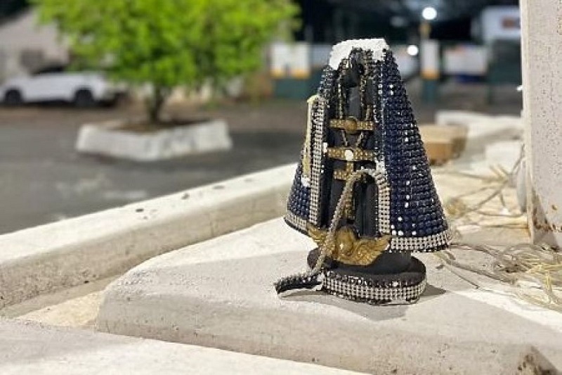 DermivaldoMatos's tweet photo. RELIGIÃO E POLITICA : Mais uma imagem de Nossa Senhora Aparecida é “decapitada” em Cuiabá--Um vídeo circulando nas redes sociais evidencia os danos à imagem, localizada na Cruz do Chilão, no bairro Santa Helena, mostrando o manto avariado--https://t.co/zRcIytPSV2 https://t.co/aKzmgJ9KOi