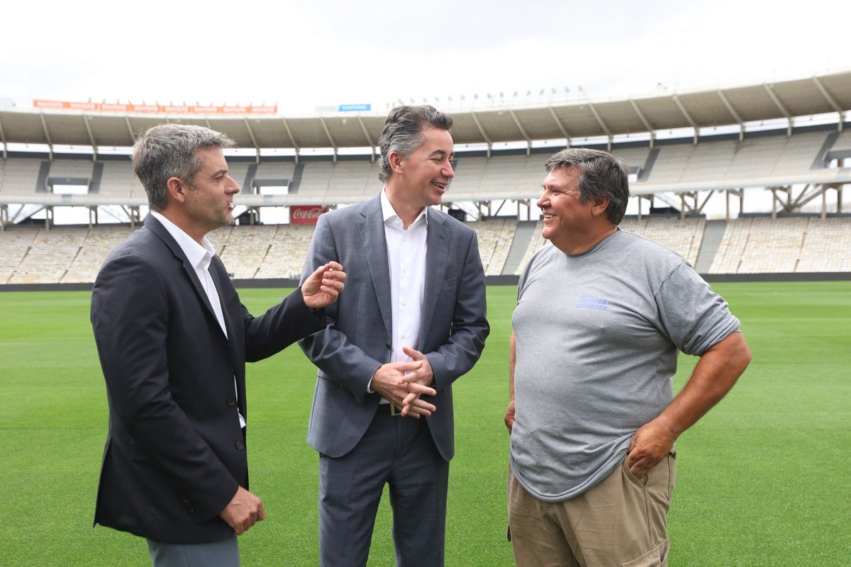 ManuelCalvoCba's tweet photo. CÓRDOBA VUELVE A RECIBIR A LA SELECCIÓN ARGENTINA Y NOS LLENA DE ORGULLO.

La llegada de la Albiceleste al #Kempes, después de más de cuatro años, es parte de una política de Estado que venimos impulsando para que #Córdoba sea sede de grandes eventos deportivos, culturales y recreativos.

Además, más de 8.000 niños y niñas de instituciones deportivas de toda la provincia podrán vivir este partido de manera gratuita, a través de una acción solidaria que gestionamos junto a la AFA ante FIFA.

Estos grandes eventos también generan movimiento para nuestra economía, fortalecen el turismo, la hotelería, la gastronomía y el esparcimiento, y proyectan a Córdoba a nivel nacional e internacional.

Seguimos trabajando para que nuestra provincia esté en lo más alto y pueda recibir cada vez más acontecimientos de esta magnitud.

#HacerParaCrecer