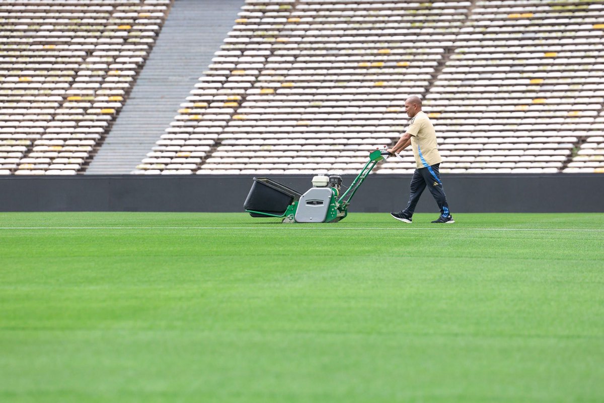 ManuelCalvoCba's tweet photo. CÓRDOBA VUELVE A RECIBIR A LA SELECCIÓN ARGENTINA Y NOS LLENA DE ORGULLO.

La llegada de la Albiceleste al #Kempes, después de más de cuatro años, es parte de una política de Estado que venimos impulsando para que #Córdoba sea sede de grandes eventos deportivos, culturales y recreativos.

Además, más de 8.000 niños y niñas de instituciones deportivas de toda la provincia podrán vivir este partido de manera gratuita, a través de una acción solidaria que gestionamos junto a la AFA ante FIFA.

Estos grandes eventos también generan movimiento para nuestra economía, fortalecen el turismo, la hotelería, la gastronomía y el esparcimiento, y proyectan a Córdoba a nivel nacional e internacional.

Seguimos trabajando para que nuestra provincia esté en lo más alto y pueda recibir cada vez más acontecimientos de esta magnitud.

#HacerParaCrecer