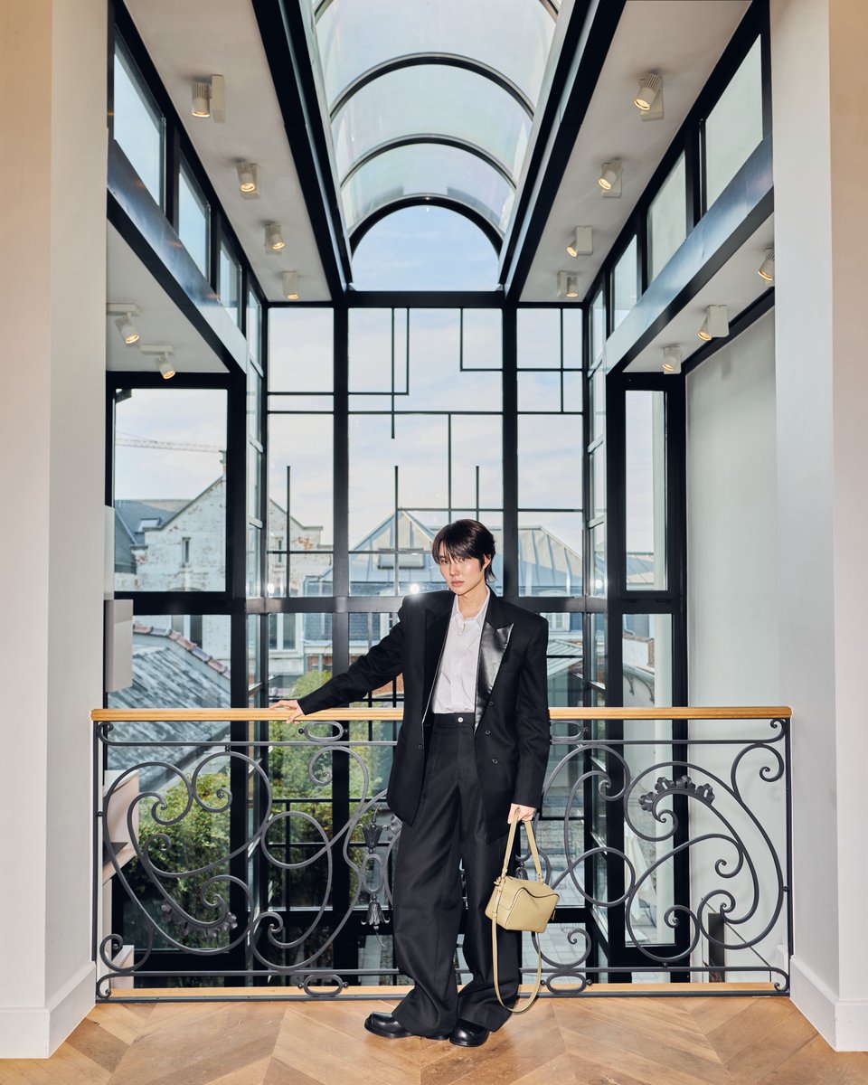 DomundiTV's tweet photo. A DELVAUX EXPERIENCE WITH NAMPING ✨

Namping @nampingnapat visits the iconic Delvaux Flagship in Brussels, taking in the Maison’s timeless elegance through its iconic creations, refined details, and distinctive spaces.

A DELVAUX MOMENT WITH NAMPING
#NampingxDelvaux
#Delvaux
#nampingster
