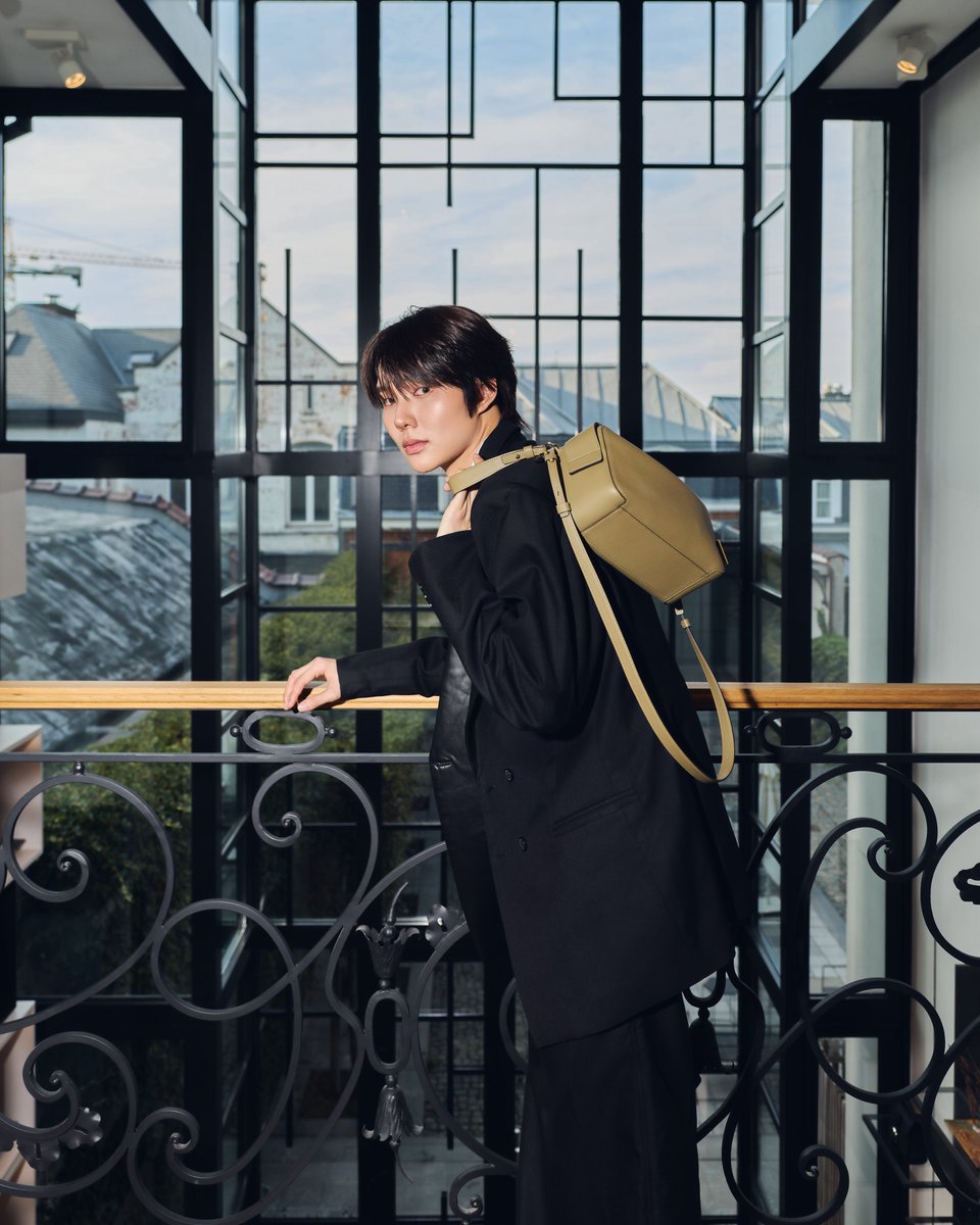 DomundiTV's tweet photo. A DELVAUX EXPERIENCE WITH NAMPING ✨

Namping @nampingnapat visits the iconic Delvaux Flagship in Brussels, taking in the Maison’s timeless elegance through its iconic creations, refined details, and distinctive spaces.

A DELVAUX MOMENT WITH NAMPING
#NampingxDelvaux
#Delvaux
#nampingster