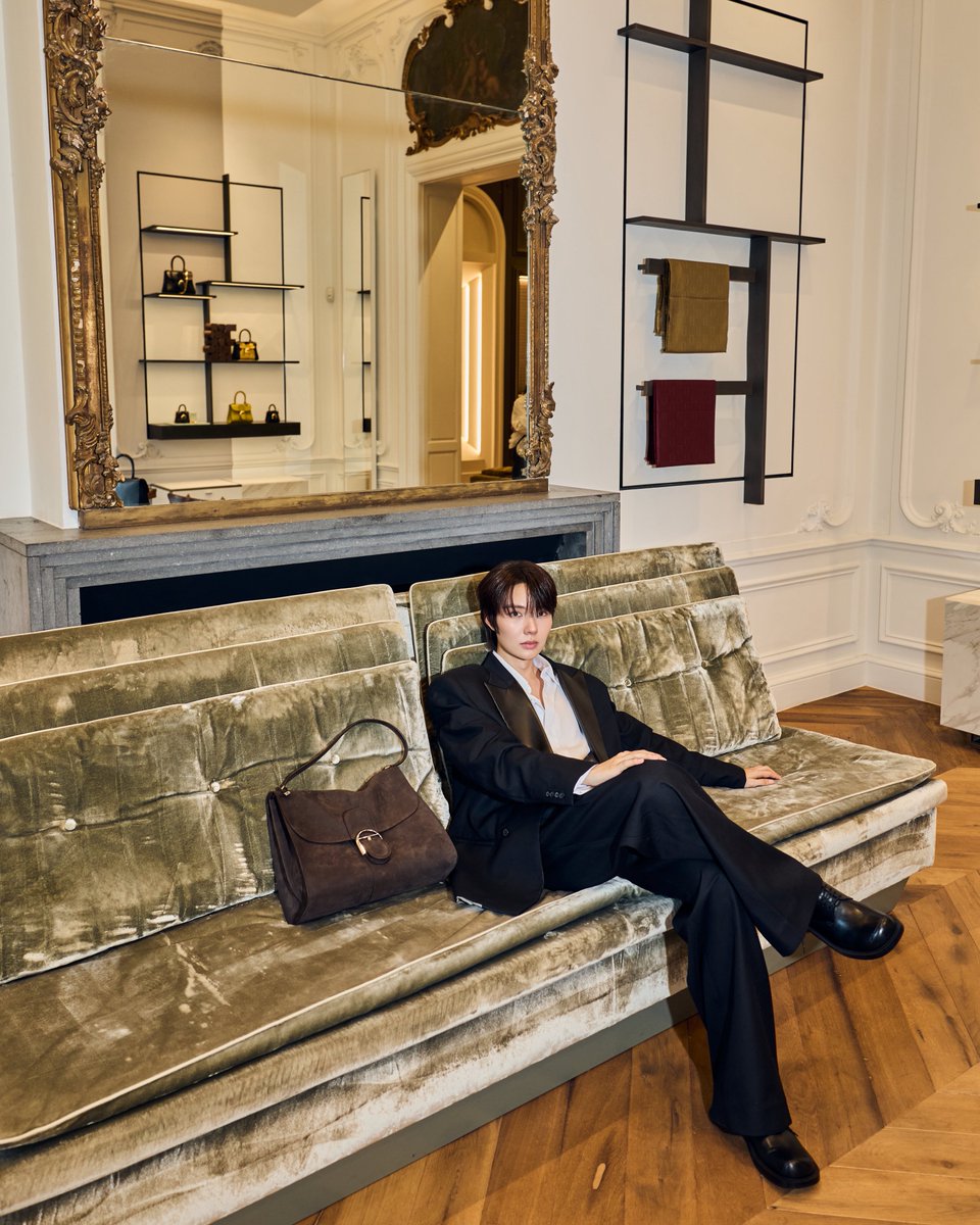 DomundiTV's tweet photo. A DELVAUX EXPERIENCE WITH NAMPING ✨

Namping @nampingnapat visits the iconic Delvaux Flagship in Brussels, taking in the Maison’s timeless elegance through its iconic creations, refined details, and distinctive spaces.

A DELVAUX MOMENT WITH NAMPING
#NampingxDelvaux
#Delvaux
#nampingster