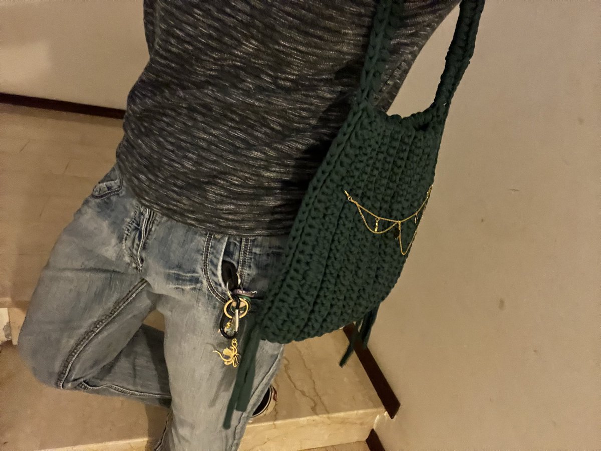NAXLVU's tweet photo. un po' gay con una borsa stilosa https://t.co/Wj2IuTcpv7