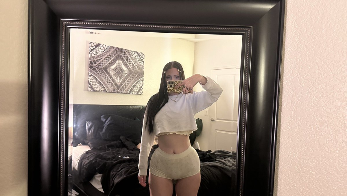 rainafterdarkx's tweet photo. woke up to a thunderstorm ⛈️ 
princess is happy https://t.co/3xmxPtEXLT