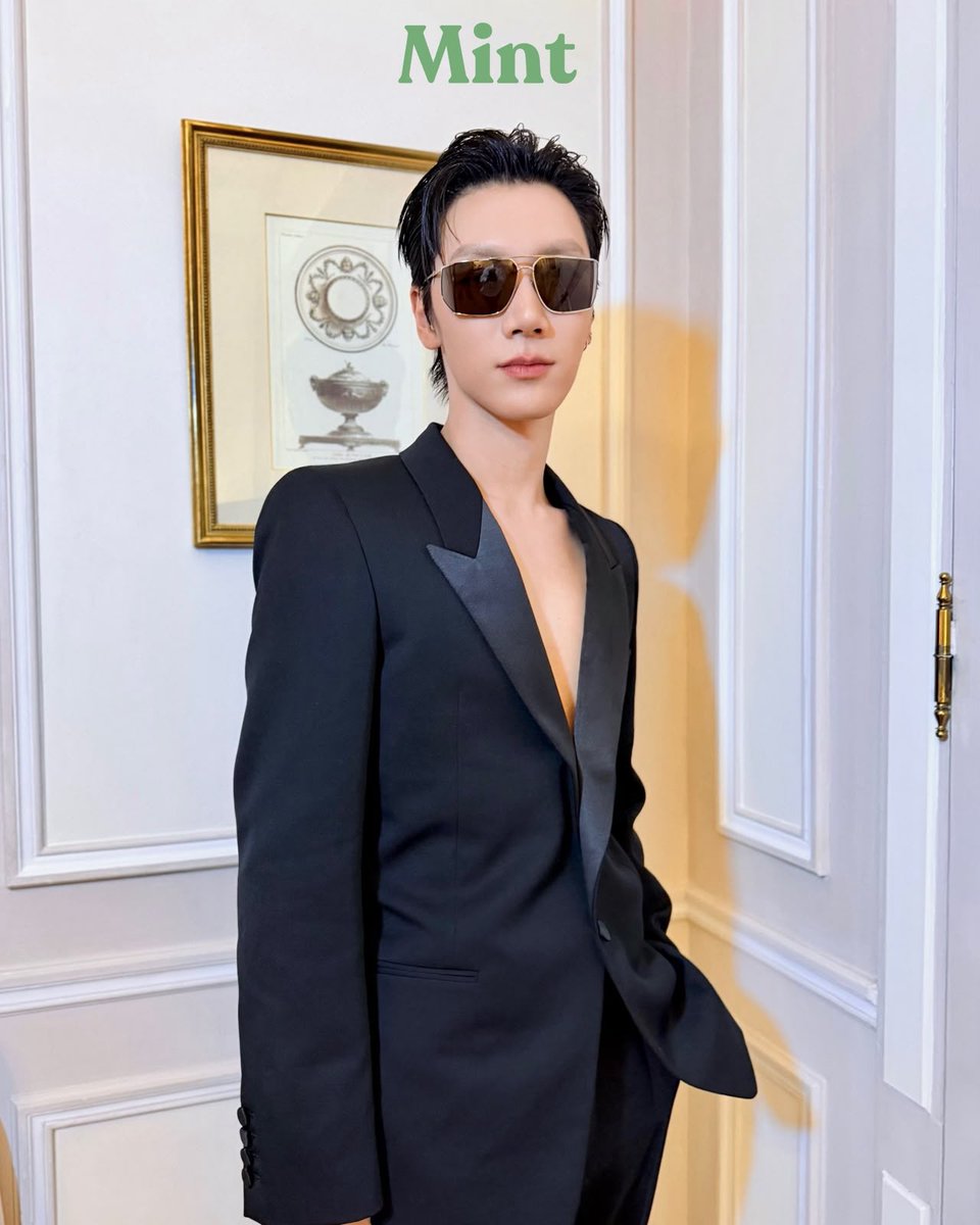 TheePopCore's tweet photo. TEN looks effortlessly cool for the Saint Laurent show. https://t.co/XeYVT0VhNX
