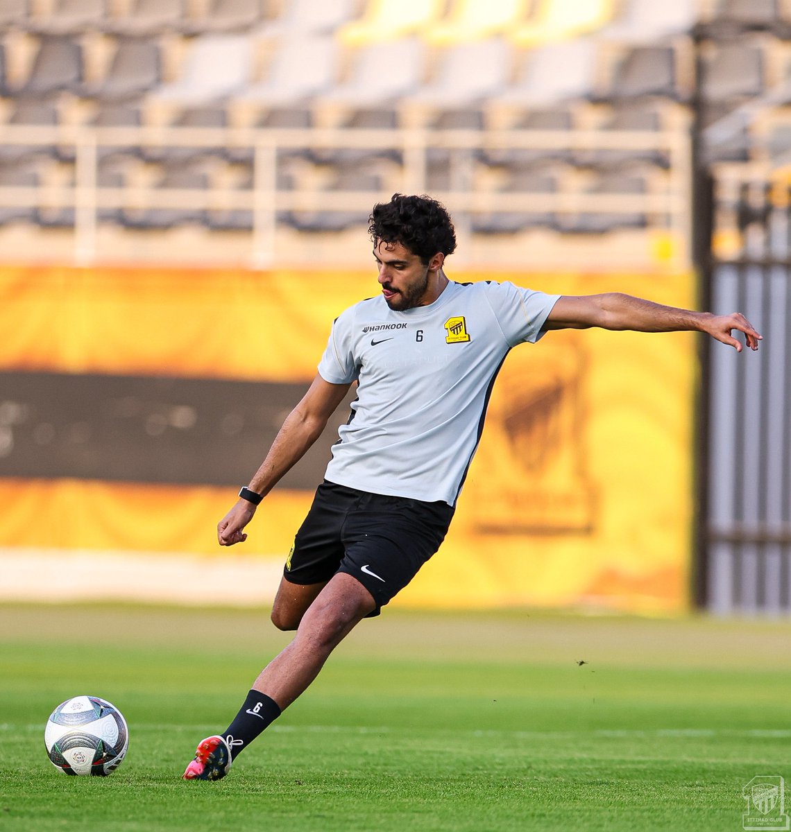 ittihad's tweet photo. 📸| تحضيراتنا مستمرة على قـدمٍ وسـاق 👏⚽️ https://t.co/gjMLvt08ts