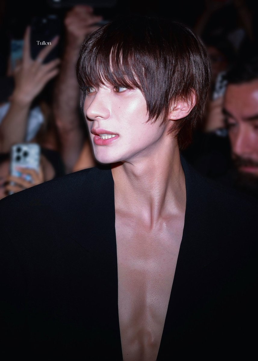 wontonaegi's tweet photo. ANTON’S CHEST UP CLOSE (HD) https://t.co/XNJDRNaFdt