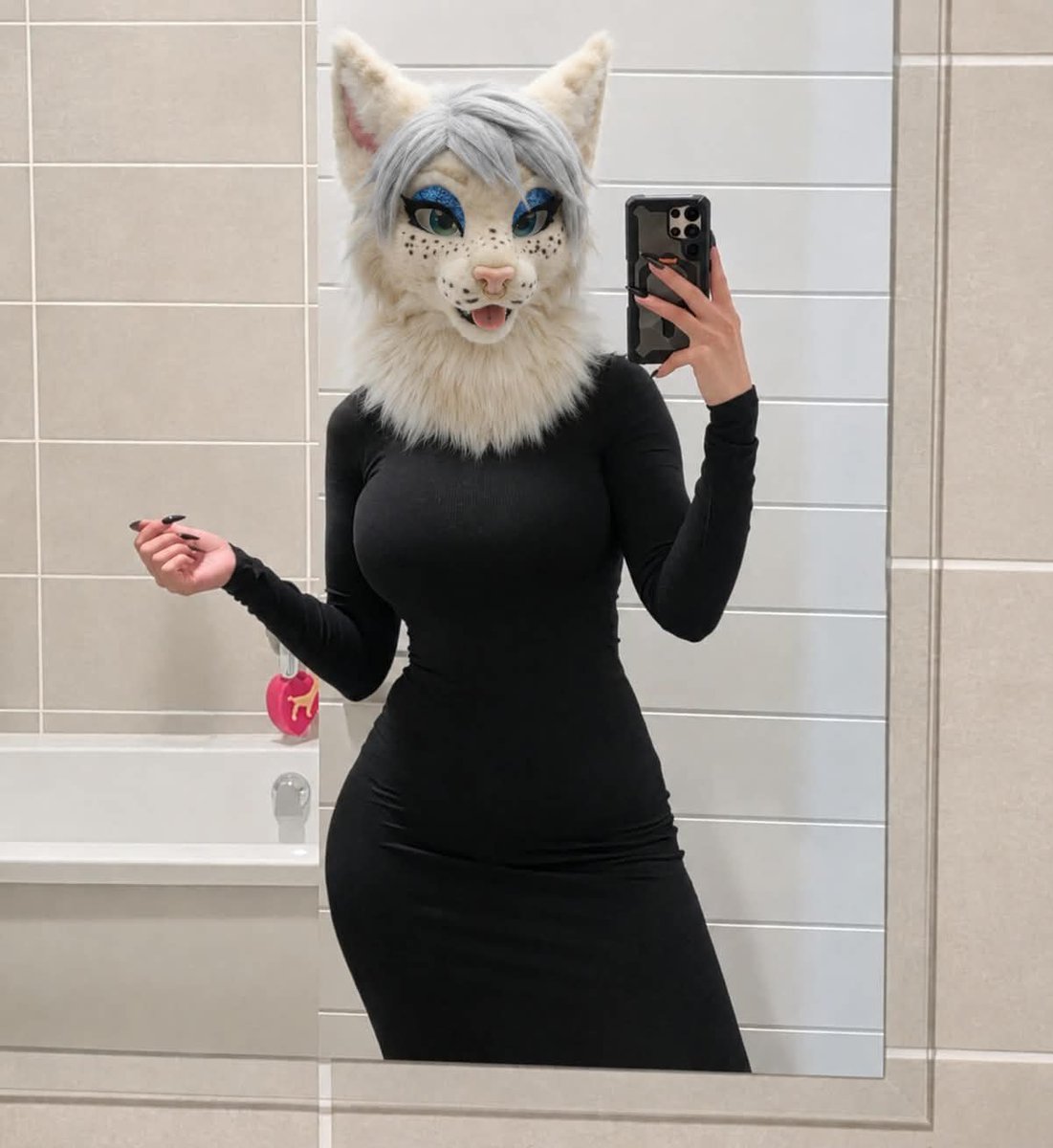 blush_Kitty_'s tweet photo. Would you take me out on a date like this?🔥🦊

#furry #fursuiter #furhead https://t.co/4mrYEyTXc3