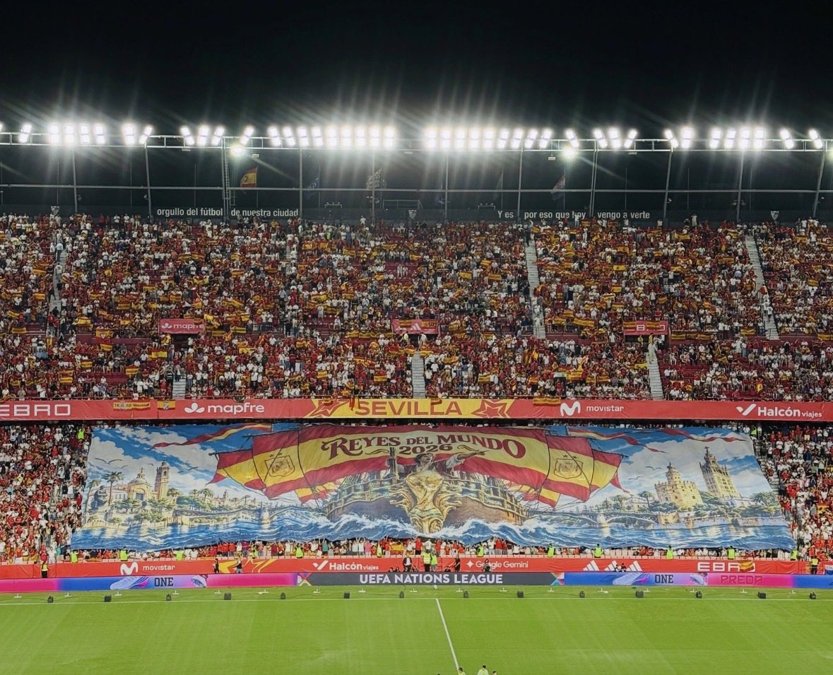 GradaBpro's tweet photo. El tifo del Sánchez-Pizjuán para recibir a la Selección. 

🛡️ Reyes del mundo. https://t.co/nT5OMp79L0