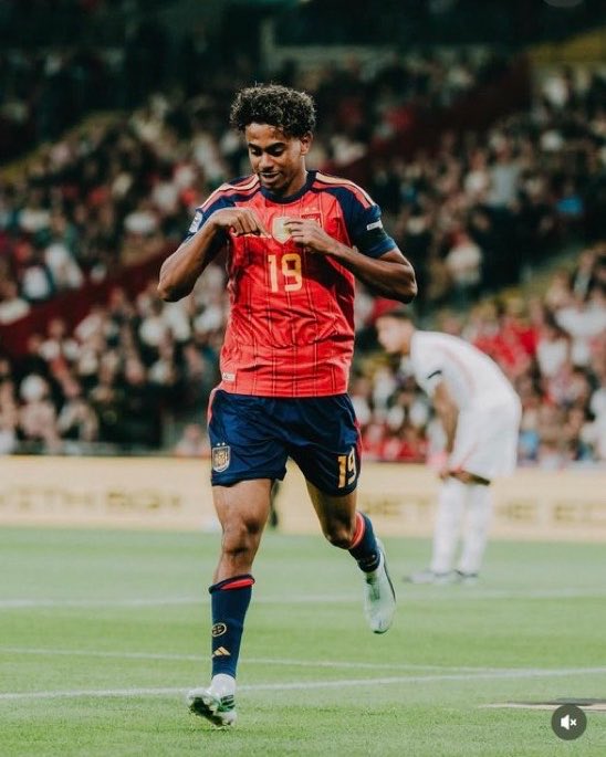 KalshiFC's tweet photo. 🚨🏆 | Lamine Yamal WANTS that Ballon d’Or as he’s recorded SEVENTEEN goal contributions in his last SEVEN games!

🏟️ 8 Matches
⚽️ 10 Goals
🅰️ 7 Assists. https://t.co/Ng2TVPJ8UA