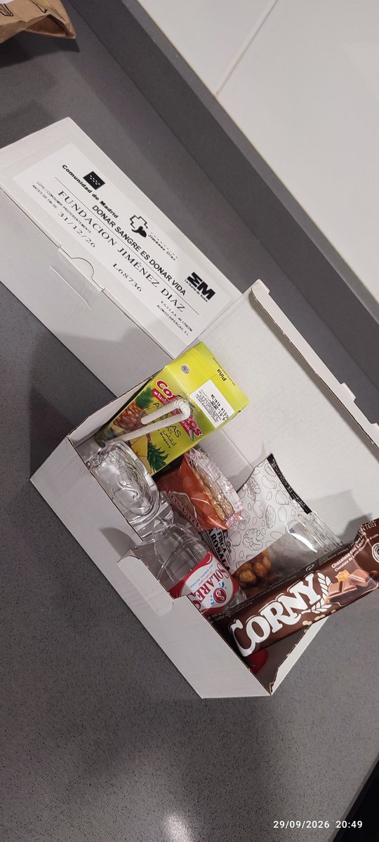 SandraMDz1's tweet photo. Quizá abro un melón pero..¿No os parece mejor cajita de donar sangre que la bolsa de corredor que dan con la San Silvestre? 🤭🤭 https://t.co/uBT5ey6Vom