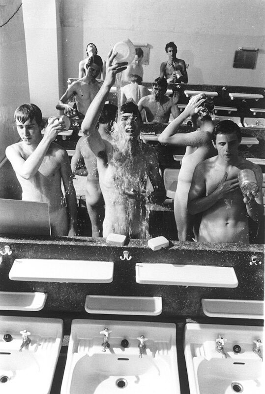 GayCult0's tweet photo. Mike in the Shower" (1963), de Will McBride, integra a série "Salem Suite". O registro documental de estudantes nus em um internato tornou-se um marco da fotografia homoerótica e queer por retratar a intimidade, a juventude e a beleza masculina com naturalidade. https://t.co/j4mGV6z4fa