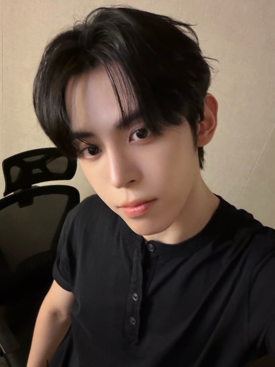 CUBE_NOWZ's tweet photo. [📢] 밤이 깊구나..🌙

NOWZ (나우즈)의 Berriz LIVE가 시작되었습니다! 
데이앤 여러분의 많은 시청 바랍니다 🙌 
🔗 https://t.co/E9zhbTUFHb

#NOWZ #나우즈
#현빈 #HYEONBIN https://t.co/B5QIcJExtl
