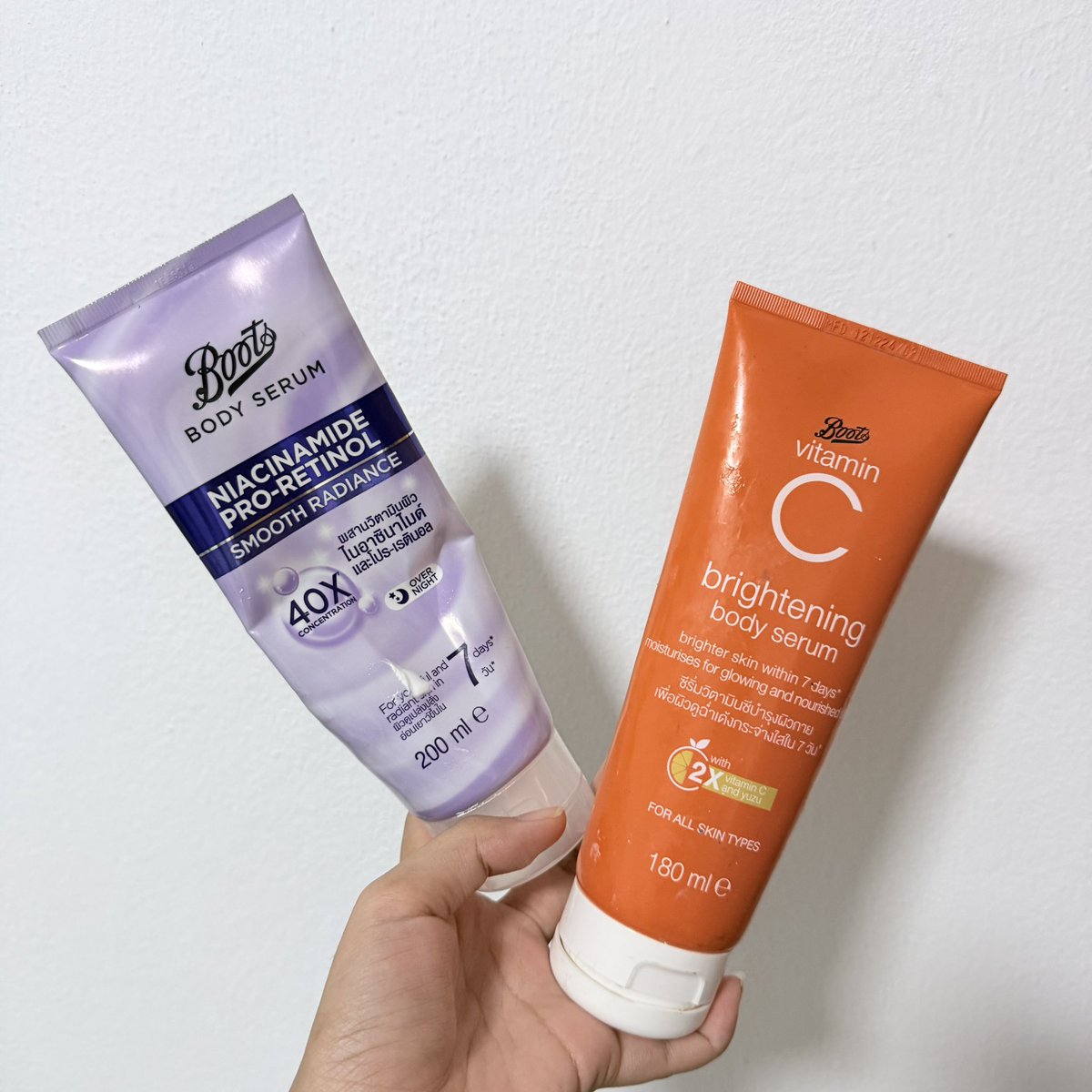 NewDream24's tweet photo. ส่วนตัวเราใช้เป็นเซ็ตนี้ของ Boots 
🍊 หลอดส้มทาเช้า เนื้อซึมไว ไม่เหนอะหนะ มีวิตามิน c ช่วยให้ผิวดูไบรท์ขึ้น 
💜 ส่วนหลอดม่วงโบกกลางคืน เป็นตัวไนอะซินาไมด์ &amp; โปร-เรตินอล ช่วยให้ผิวเนียนนุ่ม +ผลัดเซลล์ผิว ใช้คู่กันแล้วรู้สึกว่าผิวดีขึ้นมาก  🥰
#เซรั่มบำรุงผิว #ป้ายยาสกินแคร์ https://t.co/I3DwCmPR4K