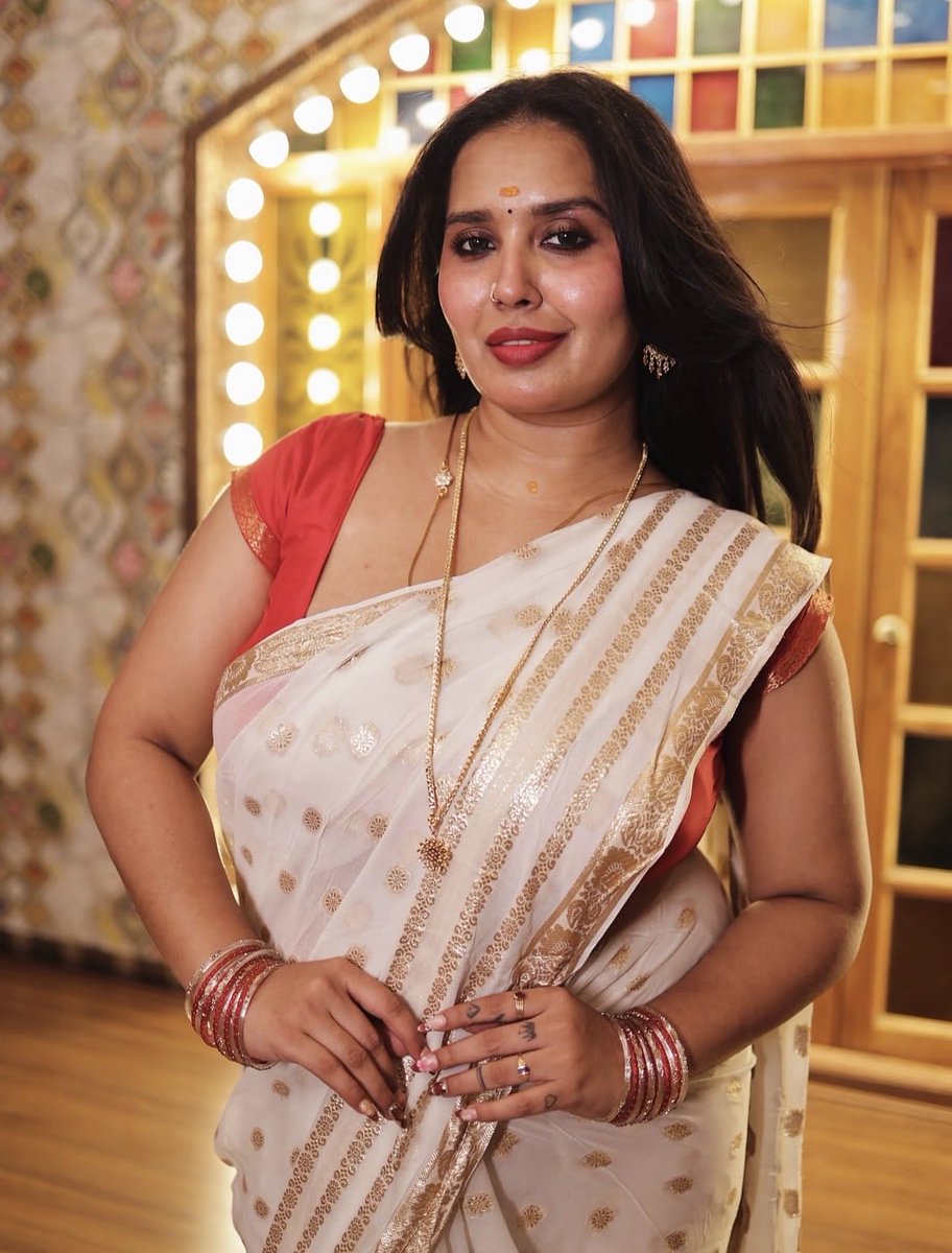Armadillo5nvb's tweet photo. When I say I like milfs Im talking about structures like this.not some kelattu aunty. Watha iva size kum iva aadura aatathukum eppo enga irundhu dress pinjukutu ulla irukuradhula veliya vandhu thongumnu enguren 🤤 kuppura paduka pottu andha sootha thatti polandhu molaiya sappanum https://t.co/ivYar8V4QL
