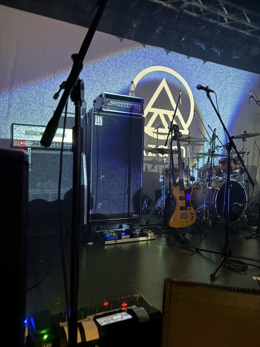 bitawannami2508's tweet photo. ダメだ。今夜のﾗｲﾌﾞ一曲目から時を戻したい。とんでもなくカッコ良いバンドすよ
動悸が止まりません助けてくれ!!!

#Azami #単独公演大阪編 https://t.co/6BcE9Syser