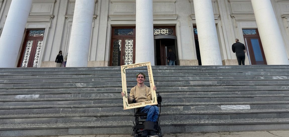 UNS_oficial's tweet photo. Julián Ferretti tiene 27 años y se recibió de licenciado en Ciencias de la Educación gracias a las adaptaciones de la institución para acompañar su discapacidad motriz. Además fue tutor de otros 45 estudiantes.

Conocé su historia en EnfoqueU:
https://t.co/7qQ3MGw4Dk https://t.co/WfnXenx2ox