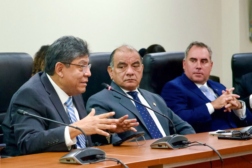 pcmperu's tweet photo. #Ahora | El presidente del Consejo de Ministros, Luis Galarreta, sustenta ante la bancada de Ahora Nación el pedido de delegación de facultades legislativas y las medidas propuestas para atender las principales necesidades del país.

Durante el encuentro, reafirmó la disposición del Ejecutivo al diálogo y a la construcción de consensos que permitan impulsar las iniciativas planteadas.

El premier señaló que la delegación de facultades constituye un mecanismo solicitado por los gobiernos al inicio de cada quinquenio para ejecutar sus propuestas prioritarias. Agregó que el pedido incluye acciones orientadas a enfrentar el fenómeno El Niño y fortalecer la lucha contra la criminalidad.