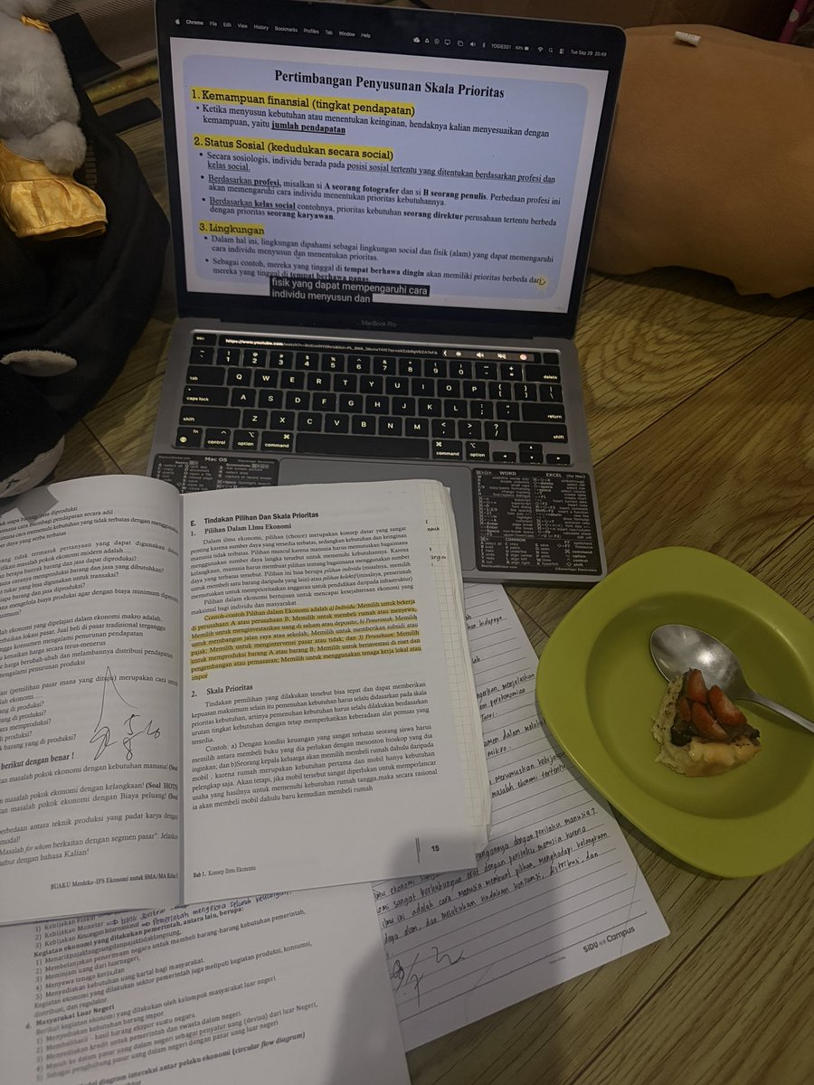 chipshouldstudy's tweet photo. HIIII #progress hari ini adalaH belajar ekonomi di temani oleh birthday cheesecake ku >_3 DAN AKH BARU NYADAR AKU LUPA NYALAIN YPT ok 👍🏻 https://t.co/p8XPpkS4rY