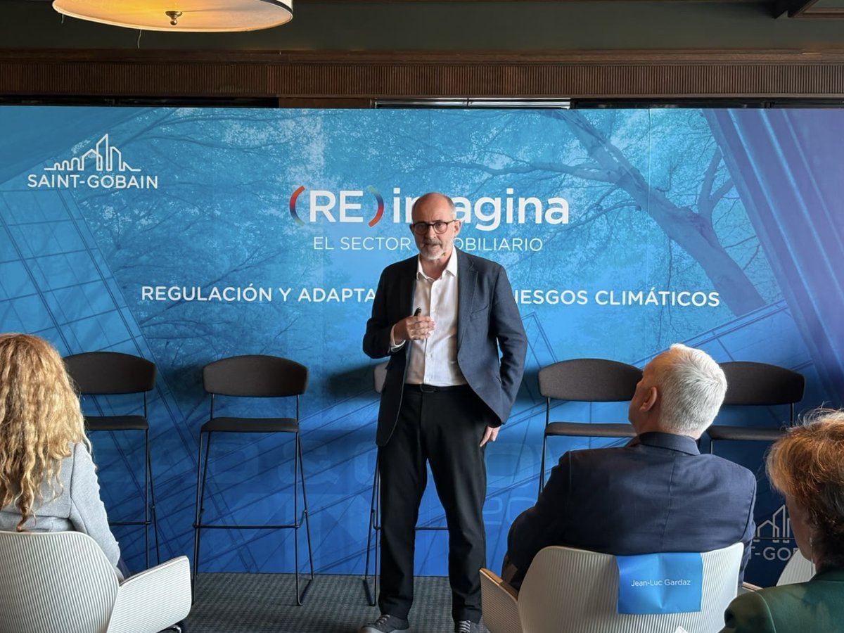 SaintGobainES's tweet photo. Hoy celebramos “(RE)imagina el sector inmobiliario”, sobre regulación y adaptación climática. Jean‑Luc Gardaz abrió la jornada. Ignacio Fernández (@Arup) abordó los retos de adaptación y Pascal Eveillard compartió la visión de Saint-Gobain.
 
#REimaginaConSaintGobain https://t.co/kOzklEtP2k