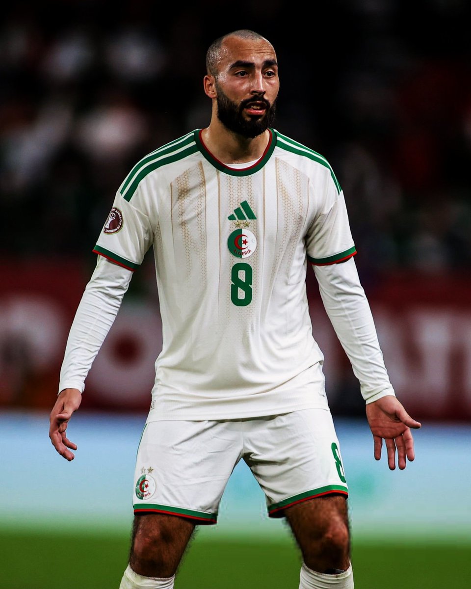MdSodki's tweet photo. عاجل🚨

حماد عبدلي لاعب وسط ألمبيك مارسيليا 
يغادر الملعب مصاباً مع الجزائر أمام بوروندي🤕🇩🇿
قبل نهاية شوط المباراة الأول
بعد تعرضه لإصابة في كاحله الأيسر إثر تدخل https://t.co/35weeLagi2