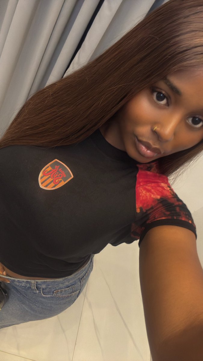 Omomayowa__'s tweet photo. made with love, worn with love 🖤

 @merchbySiA https://t.co/kBRzvNWeZq