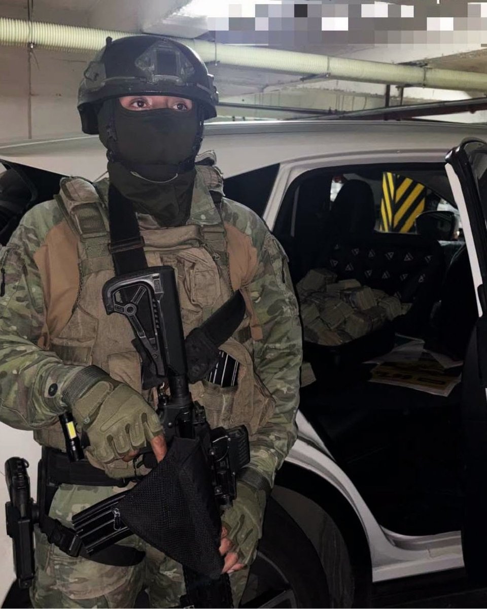 DefensaEc's tweet photo. 🚨 ¡LA GUERRILLA PIERDE USD 250.000!

➡️ La pista condujo hasta un automóvil relacionado con alias “Cantuña”, señalado como presunto integrante de los Comandos de la Frontera. Al intervenirlo, las autoridades encontraron USD 250.000 y 100 municiones calibre 9 mm. https://t.co/LRE2iPl6Qz