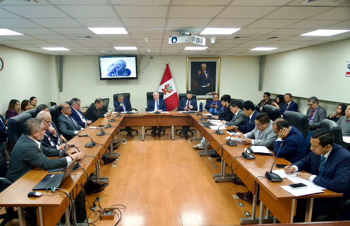 pcmperu's tweet photo. #Ahora | El presidente del Consejo de Ministros, Luis Galarreta, sustenta ante la bancada de Ahora Nación el pedido de delegación de facultades legislativas y las medidas propuestas para atender las principales necesidades del país.

Durante el encuentro, reafirmó la disposición del Ejecutivo al diálogo y a la construcción de consensos que permitan impulsar las iniciativas planteadas.

El premier señaló que la delegación de facultades constituye un mecanismo solicitado por los gobiernos al inicio de cada quinquenio para ejecutar sus propuestas prioritarias. Agregó que el pedido incluye acciones orientadas a enfrentar el fenómeno El Niño y fortalecer la lucha contra la criminalidad.