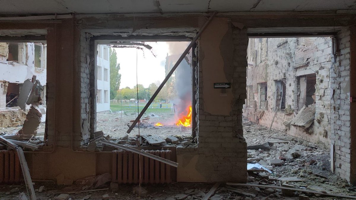 Gerashchenko_en's tweet photo. The horrifying moment a Russian guided aerial bomb struck a school in Sumy was captured on video by one of the students.

Thankfully, children and teachers were in a shelter at the time of the attack.

Four Russian guided aerial bombs struck three locations in the city center: a school, a residential area, and a cemetery. Two people were killed. Six more were injured, including three children.