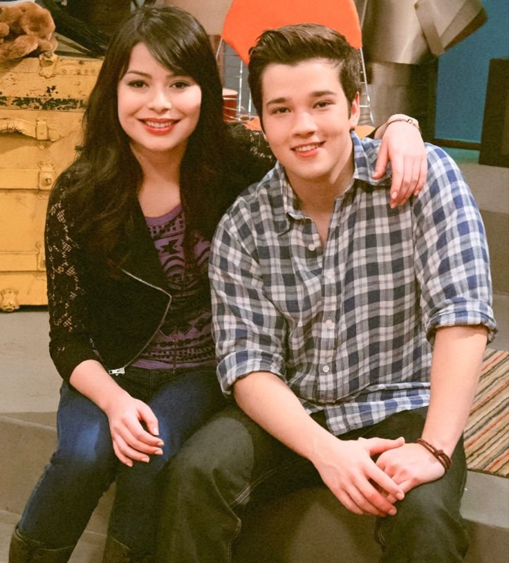 prettyeon's tweet photo. pergunta seríssima: vocês shipavam o freddie com a sam ou com a carly?? https://t.co/eImPz06F7T