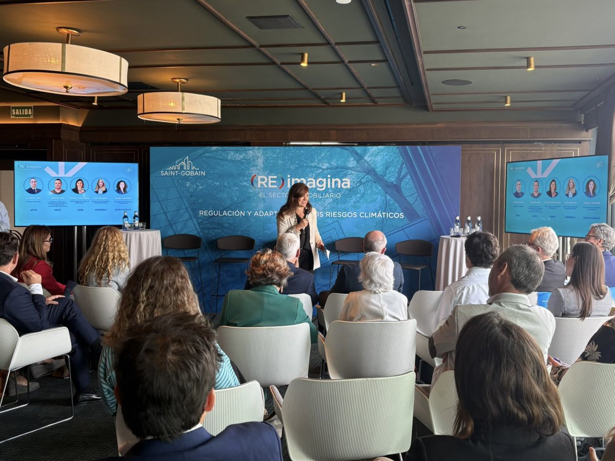 SaintGobainES's tweet photo. @Arup La mesa, con APCE, @Arup, @CBRE, @GENERALI y Saint-Gobain, analizó regulación, resiliencia y gestión de riesgos climáticos. Esther Soriano cerró recogiendo conclusiones y llamando a sumar conocimiento y acción. 

#REimaginaConSaintGobain https://t.co/rdHReJIu3q