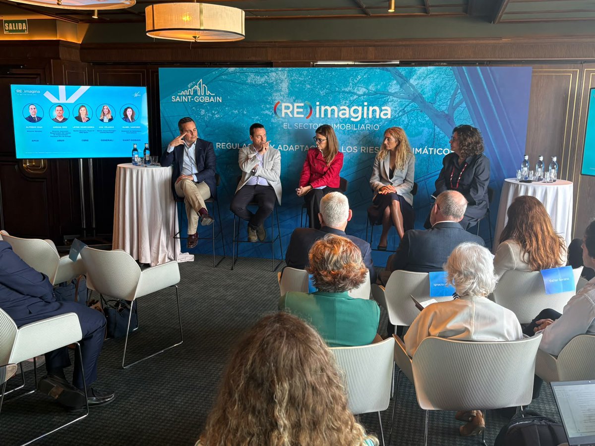 SaintGobainES's tweet photo. @Arup La mesa, con APCE, @Arup, @CBRE, @GENERALI y Saint-Gobain, analizó regulación, resiliencia y gestión de riesgos climáticos. Esther Soriano cerró recogiendo conclusiones y llamando a sumar conocimiento y acción. 

#REimaginaConSaintGobain https://t.co/rdHReJIu3q