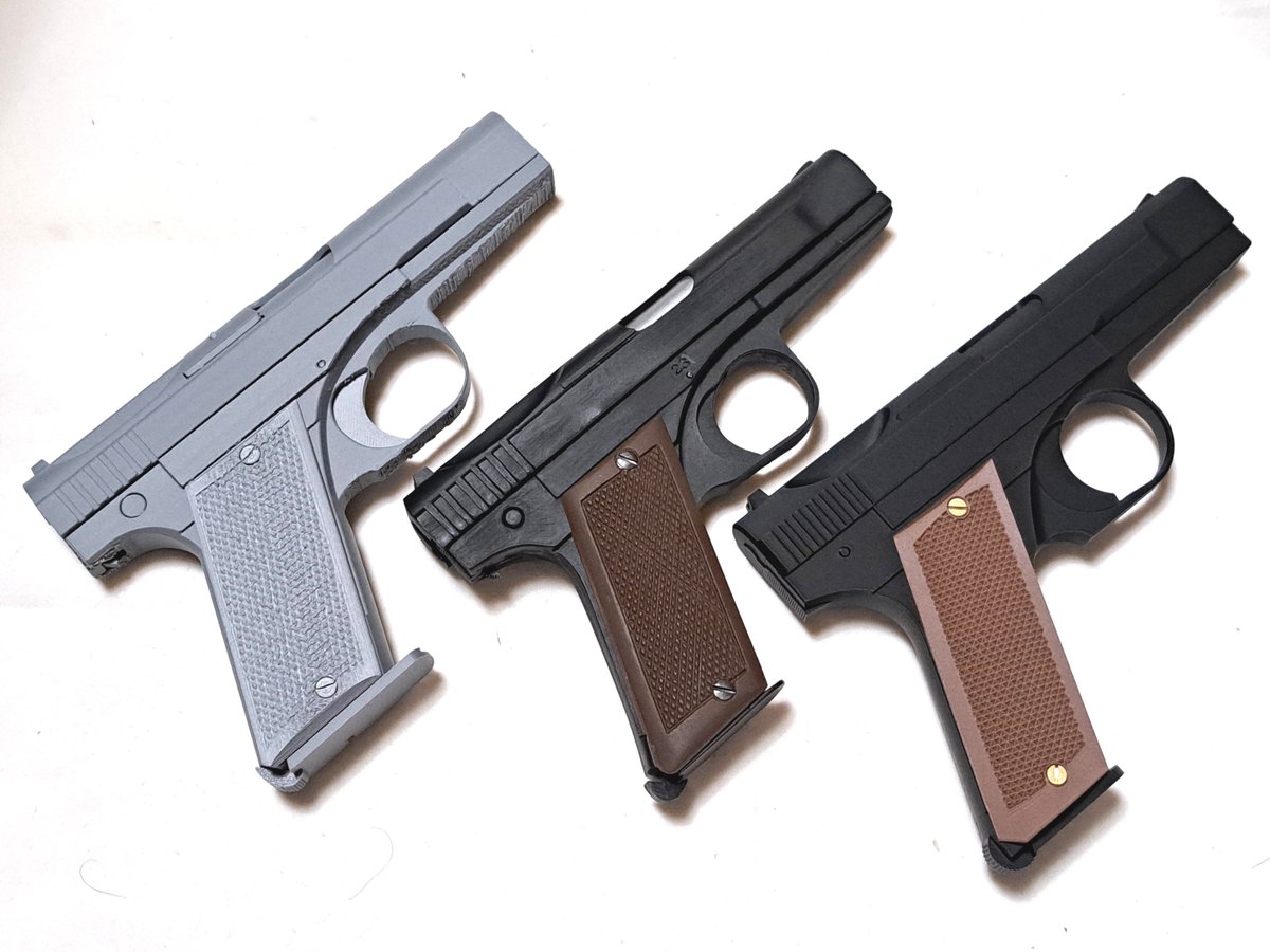 hirokazukk51's tweet photo. #モデルガン
#Vショー
今回、二式拳銃(3Dプリンター製:左側)を入手したので熊熊工廠謹製モデルガン(一部可動キャスト製:中央)、廣島模造兵器廠製二式(無可動3Dプリンタ製:右側)と比較。
各々全長と幅が若干違いがある。 https://t.co/Yqysdgk57c