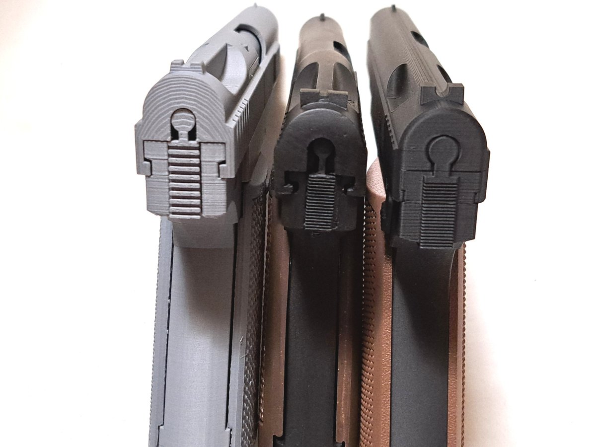 hirokazukk51's tweet photo. #モデルガン
#Vショー
今回、二式拳銃(3Dプリンター製:左側)を入手したので熊熊工廠謹製モデルガン(一部可動キャスト製:中央)、廣島模造兵器廠製二式(無可動3Dプリンタ製:右側)と比較。
各々全長と幅が若干違いがある。 https://t.co/Yqysdgk57c