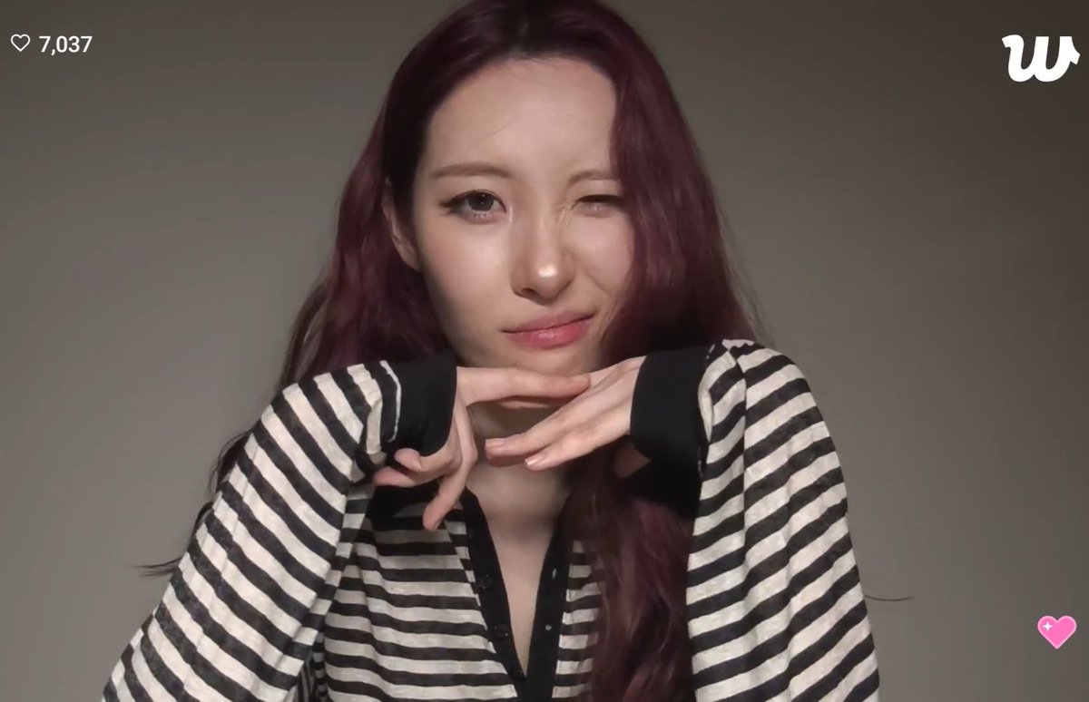 miki3737's tweet photo. 260929 Sunmi Weverse Live 

💜💜💜

#SUNMI #선미 https://t.co/ftLvro6t5h