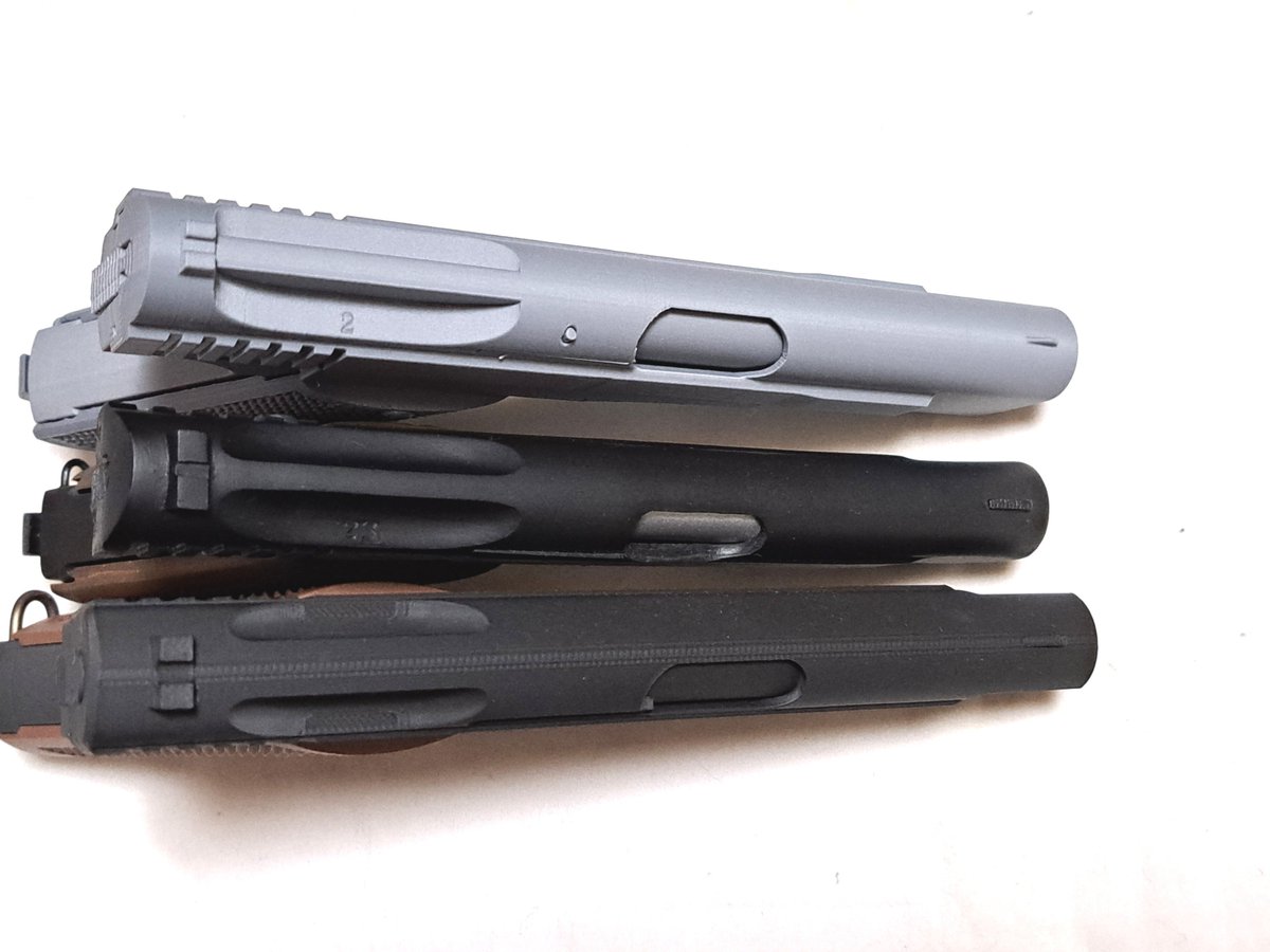 hirokazukk51's tweet photo. #モデルガン
#Vショー
今回、二式拳銃(3Dプリンター製:左側)を入手したので熊熊工廠謹製モデルガン(一部可動キャスト製:中央)、廣島模造兵器廠製二式(無可動3Dプリンタ製:右側)と比較。
各々全長と幅が若干違いがある。 https://t.co/Yqysdgk57c